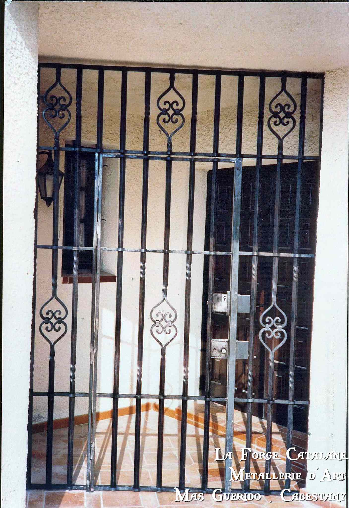 grille de protection articulee volutes coeur forge catalane.jpg